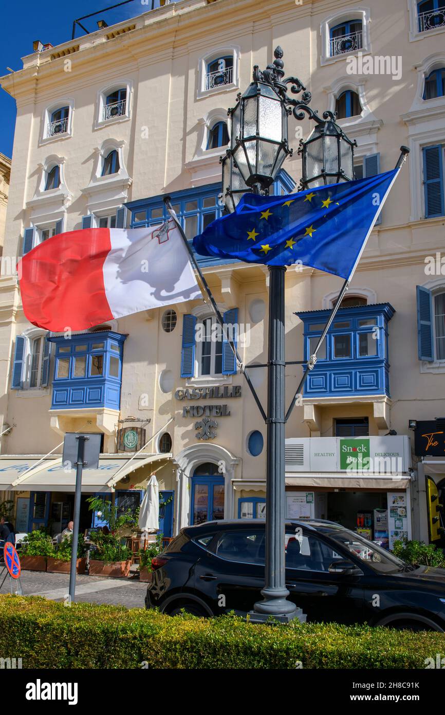 Flagge von Malta links weht neben Flagge von EU Europäische Union rechts, Valletta, Malta, Europa Stock Photo