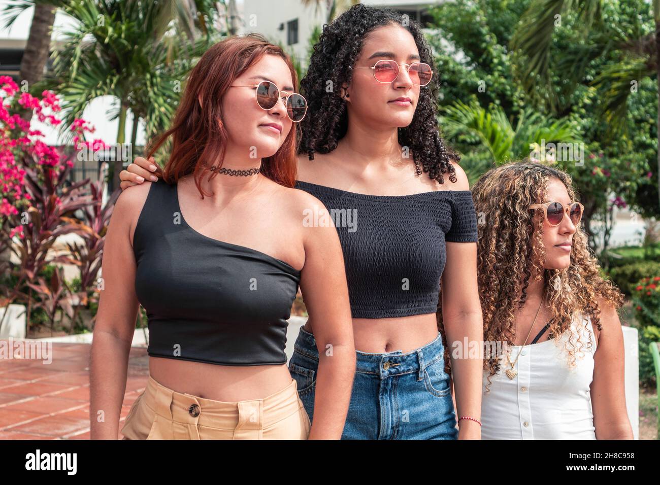 Girls teenage standing watching hi-res stock photography and images - Alamy