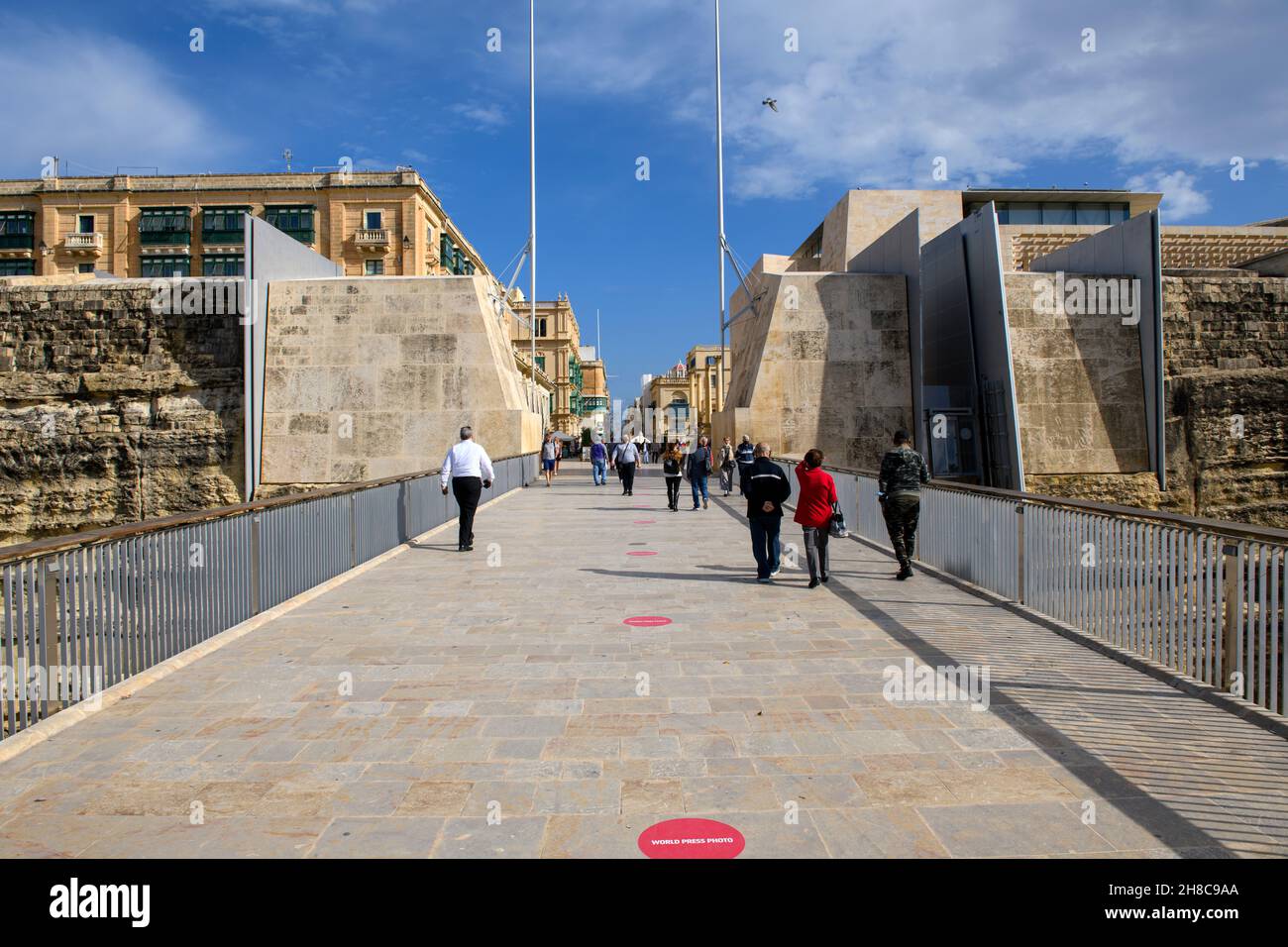 Blick auf Stelle von Stadttor City Gate, ehemals King's Gate, im Boden Makierung Hinweis von Ausstellung World Press Photo, Valletta, Malta, Europa Stock Photo