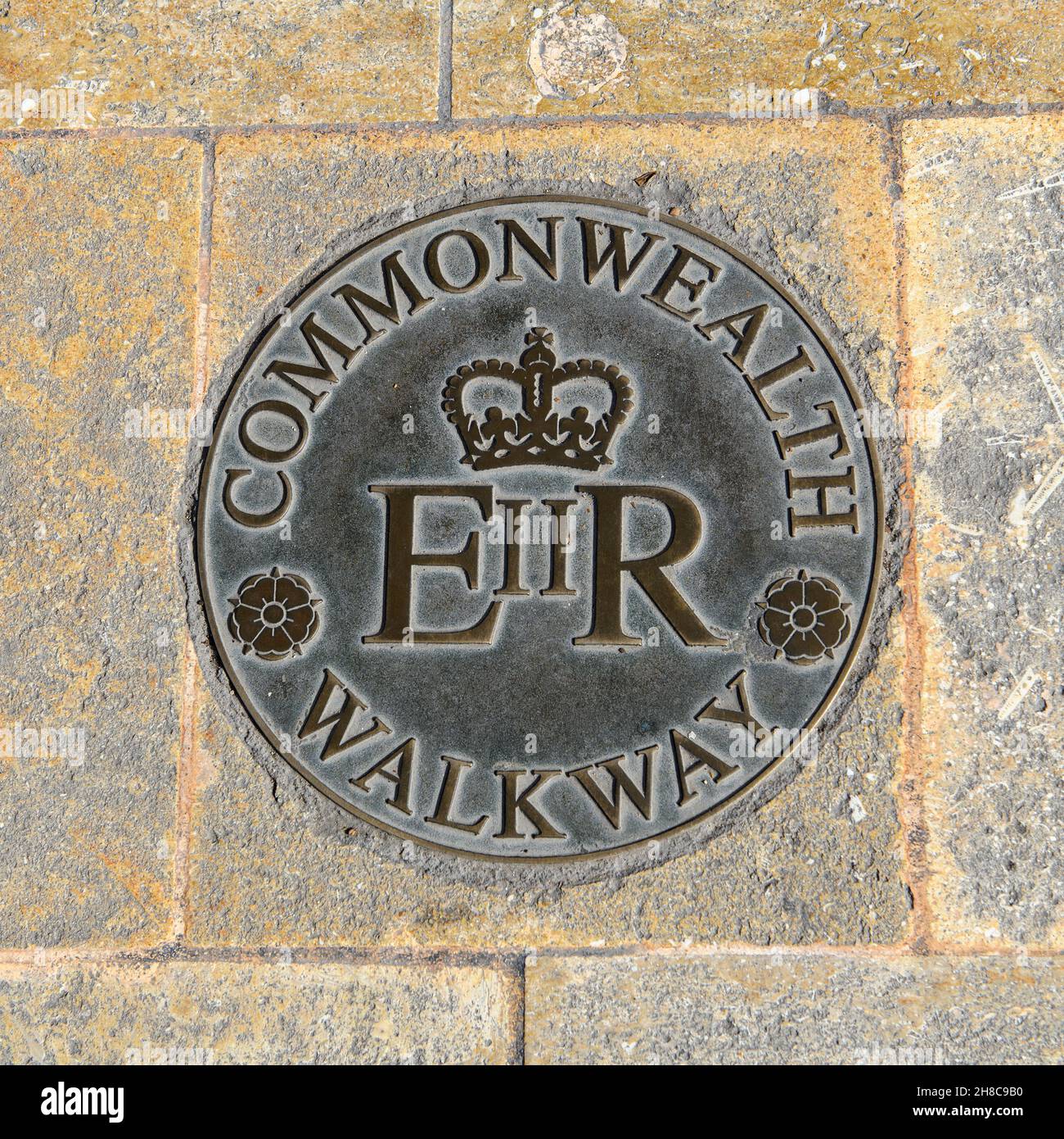 In Boden eingelassene Plakette Commonwealth Walkway, EIIR, Valletta, Malta, Europa Stock Photo