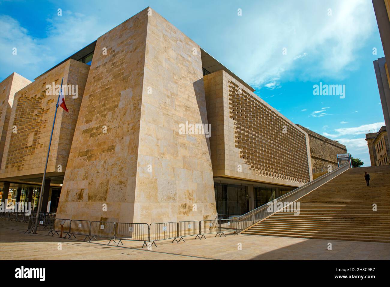 Neues Parlamentsgebäude von Malta mit rechts große Freitreppe, Valletta, Malta, Europa Stock Photo