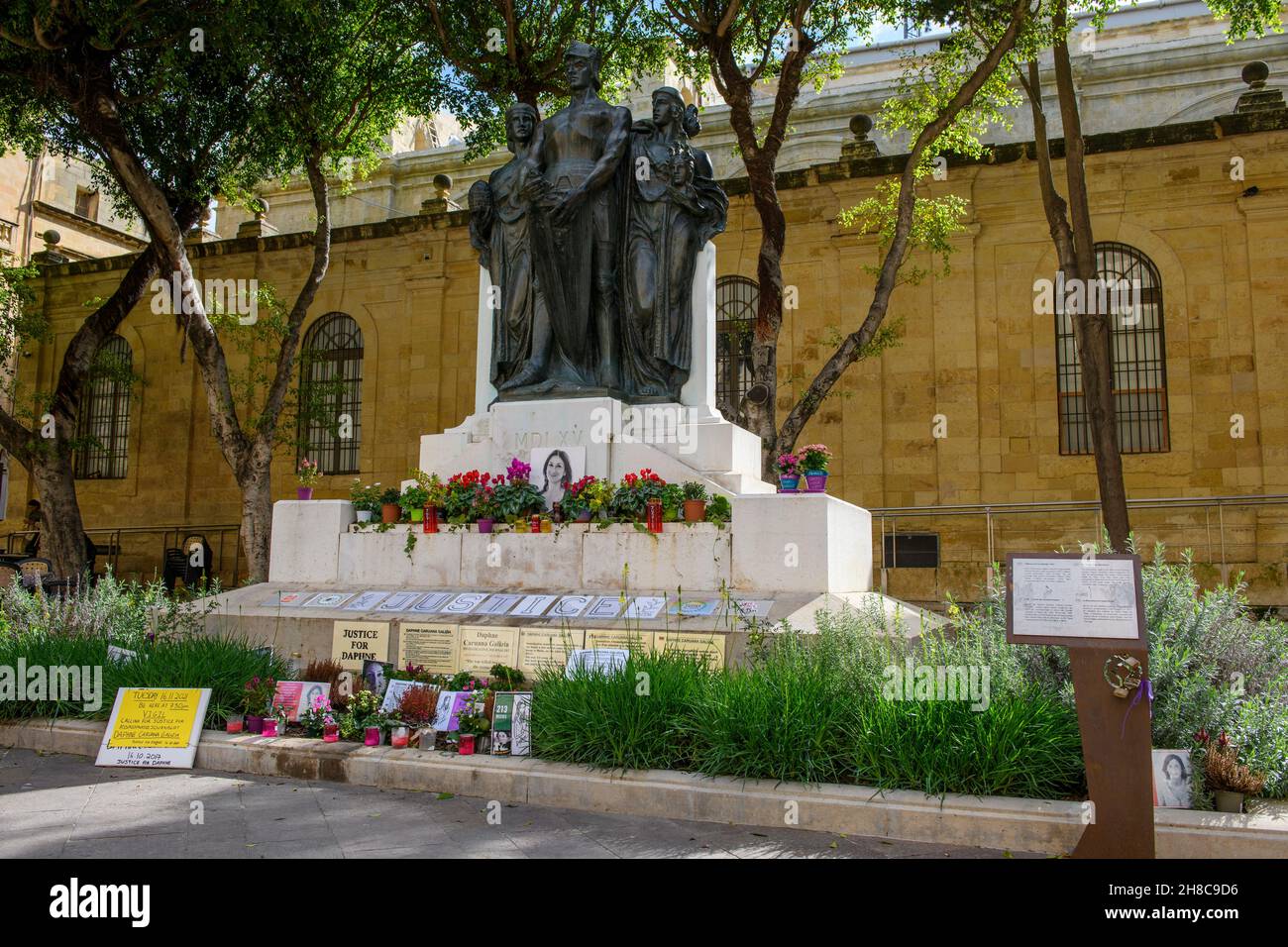 Gedenkstätte für ermordete Journalistin Daphne Caruana Galizia am Denkmal für Große Belagerung von Malta,Valletta, Malta, Europa Stock Photo