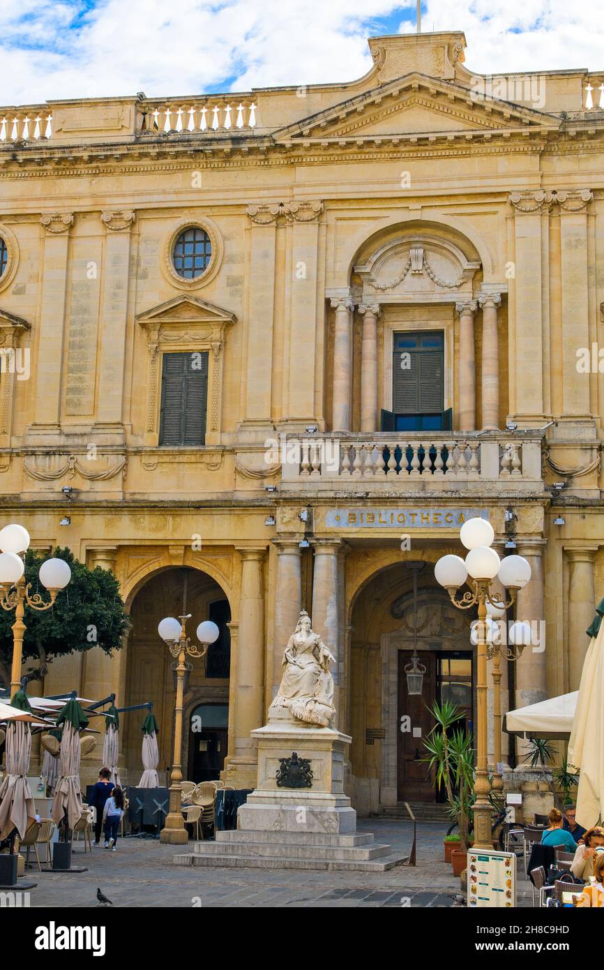 Marmorstatue von britische Königin Queen Victoria vor Nationalbibliothek von Malta, Valletta, Malta, Europa Stock Photo