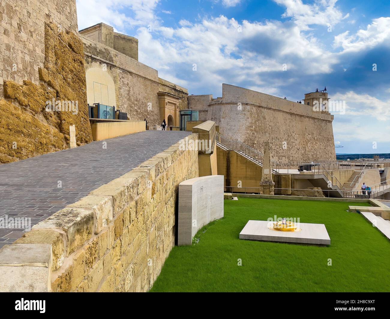 Zitadelle von Gozo, rechts Denkmal Überfall von Osmanen 1551 mit Goldene Rose Ewige Flamme, hinten St. Michael Bastion, Insel Gozo, Malta, Europa Stock Photo