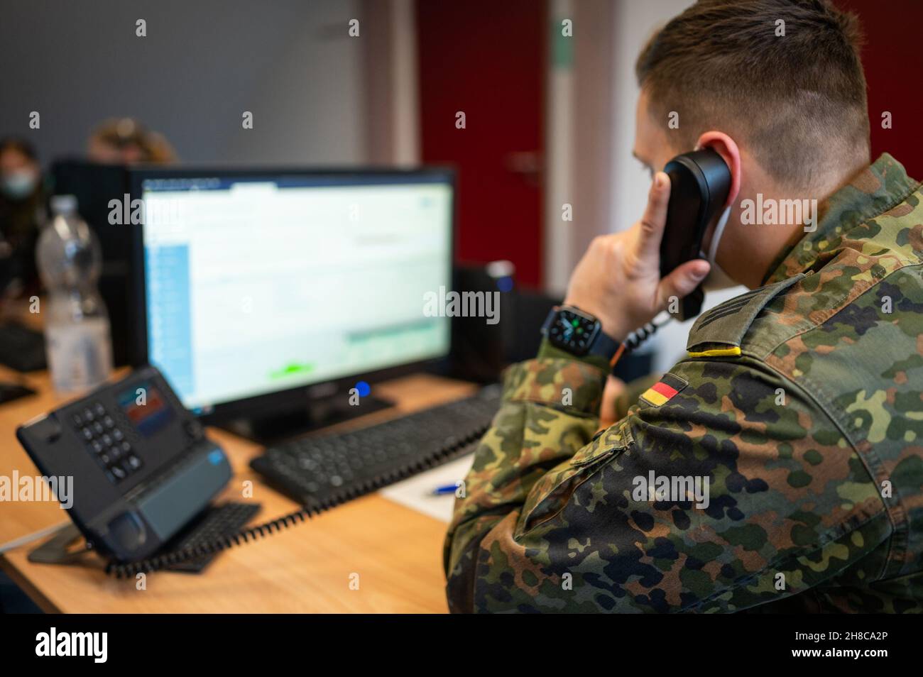 29 November 2021, Lower Saxony, Celle: Roman Ringel, a soldier in the Armed Forces, assists the health department with Corona contact tracing. Photo: Philipp Schulze/dpa Stock Photo