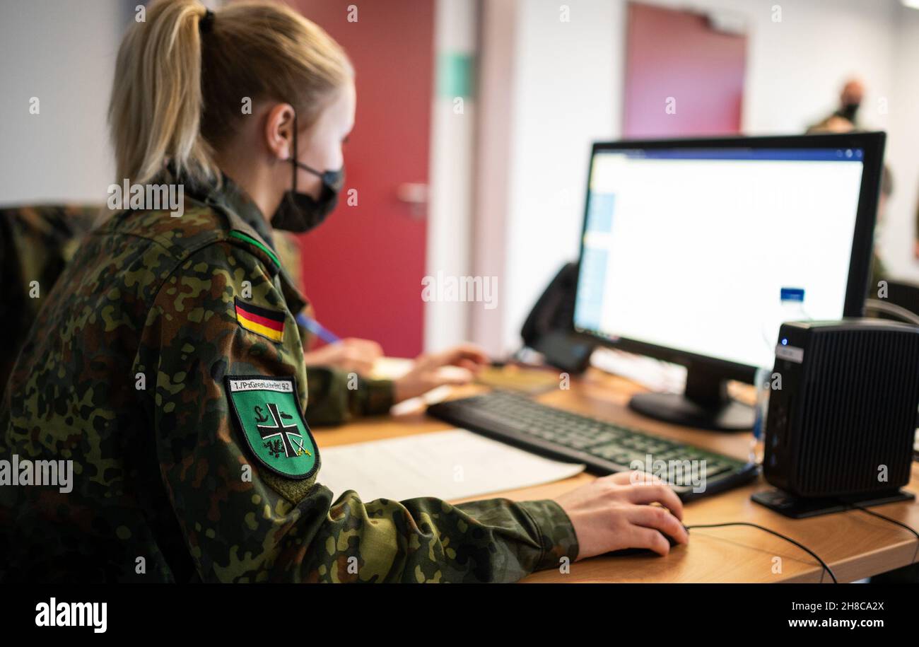 29 November 2021, Lower Saxony, Celle: Sunny Semich, a soldier in the Armed Forces, assists the health department with Corona contact tracing. Photo: Philipp Schulze/dpa Stock Photo
