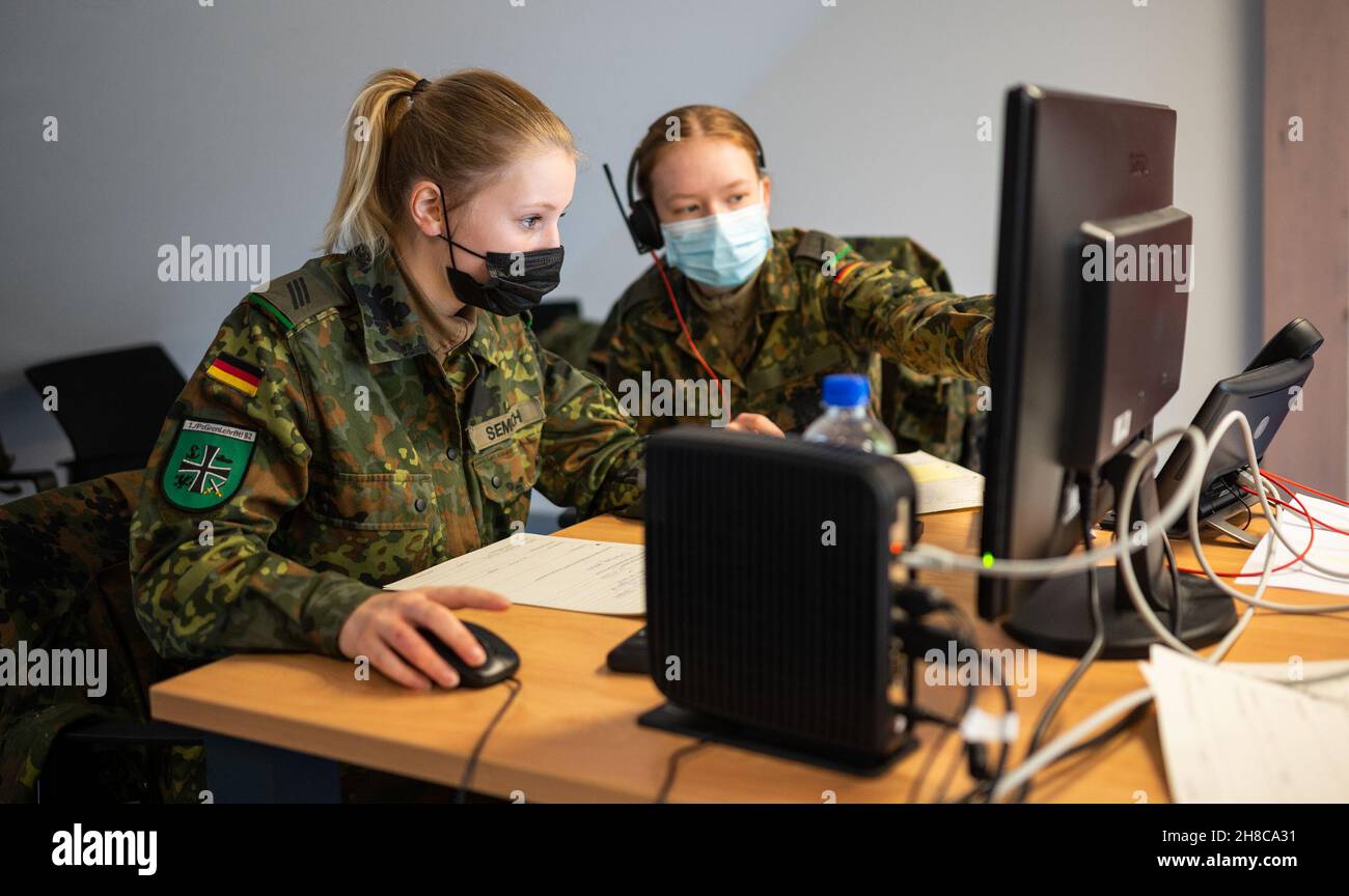 29 November 2021, Lower Saxony, Celle: Sunny Semich (l) and Julia Dric, female soldiers in the Armed Forces, assisted the health department with Corona contact tracing. Photo: Philipp Schulze/dpa Stock Photo