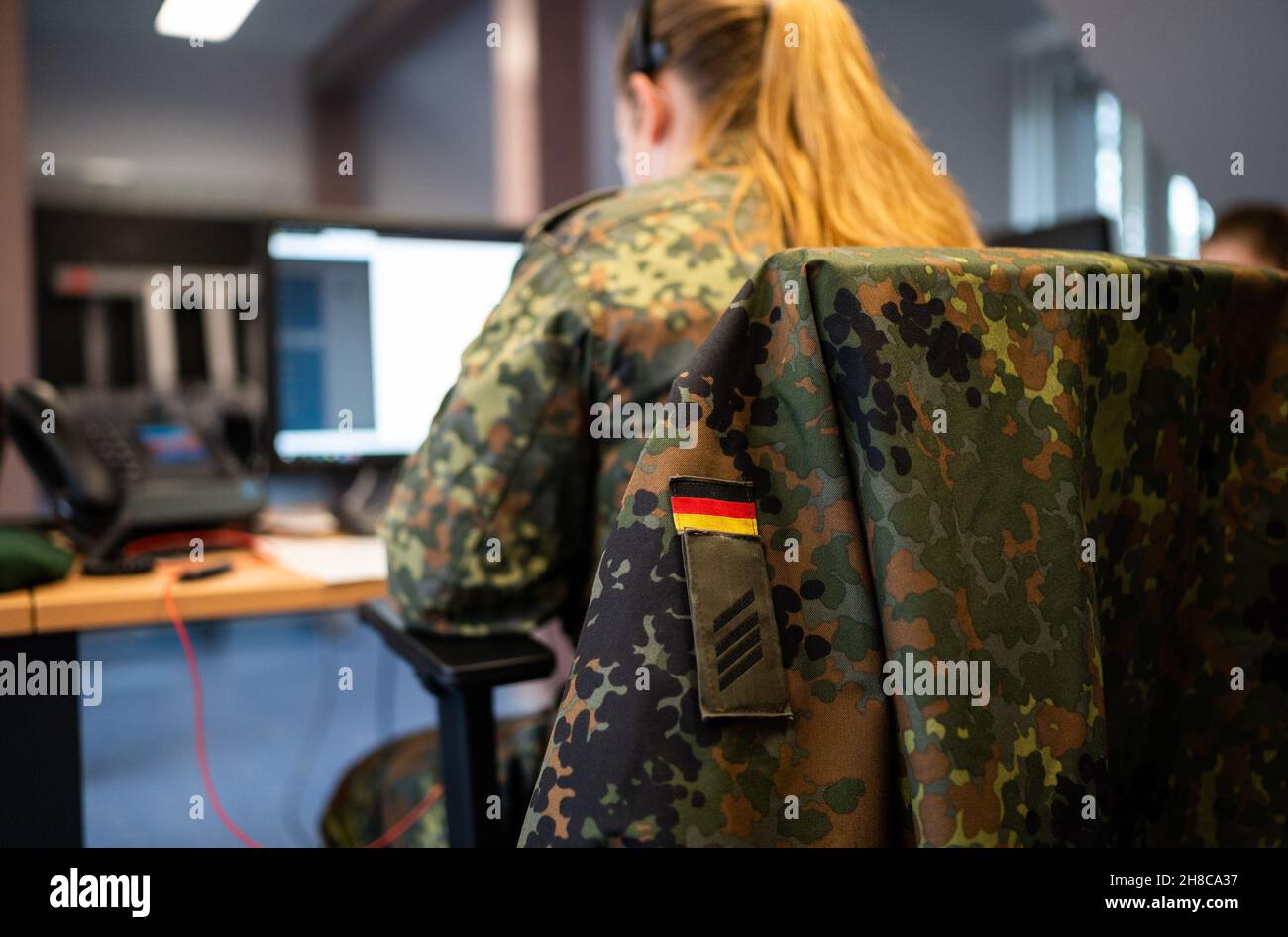 29 November 2021, Lower Saxony, Celle: A female soldier in the Armed Forces is assisting the health department with Corona contact tracing. Photo: Philipp Schulze/dpa Stock Photo