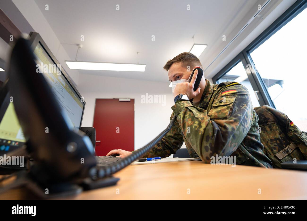 29 November 2021, Lower Saxony, Celle: Roman Ringel, a soldier in the Armed Forces, assists the health department with Corona contact tracing. Photo: Philipp Schulze/dpa Stock Photo