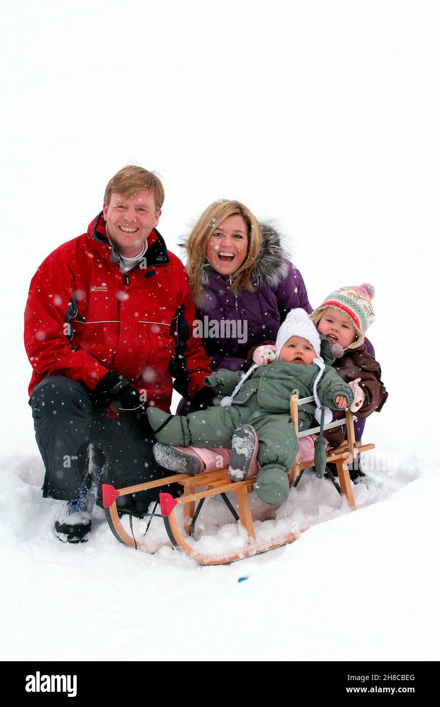 Kronprinz Prinz Willem-Alexander von Holland der Niederlande und Prinzessin Maxima mit Tochter Tchter Kind Kinder Prinzessin Catharina Amalia und Prinzessin Alexia in Lech ÷sterreich Skiurlaub Schnee Schlitten *** Local Caption *** 00155828 Stock Photo