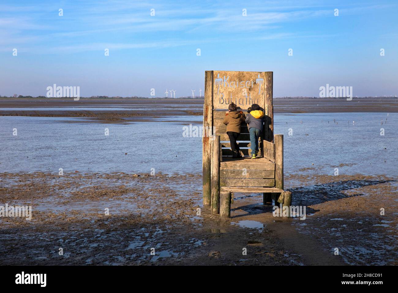 children on the scultpure Kaiserthron, watching the wadden sea, Germany, Lower Saxony, East Frisia, Dangast Stock Photo