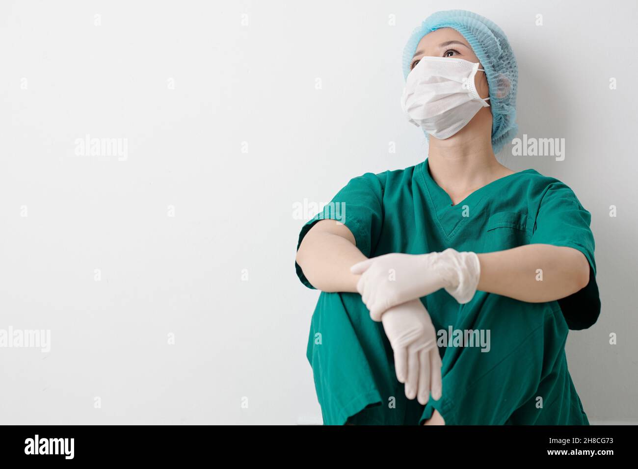 Asian blue scrubs hi-res stock photography and images - Alamy