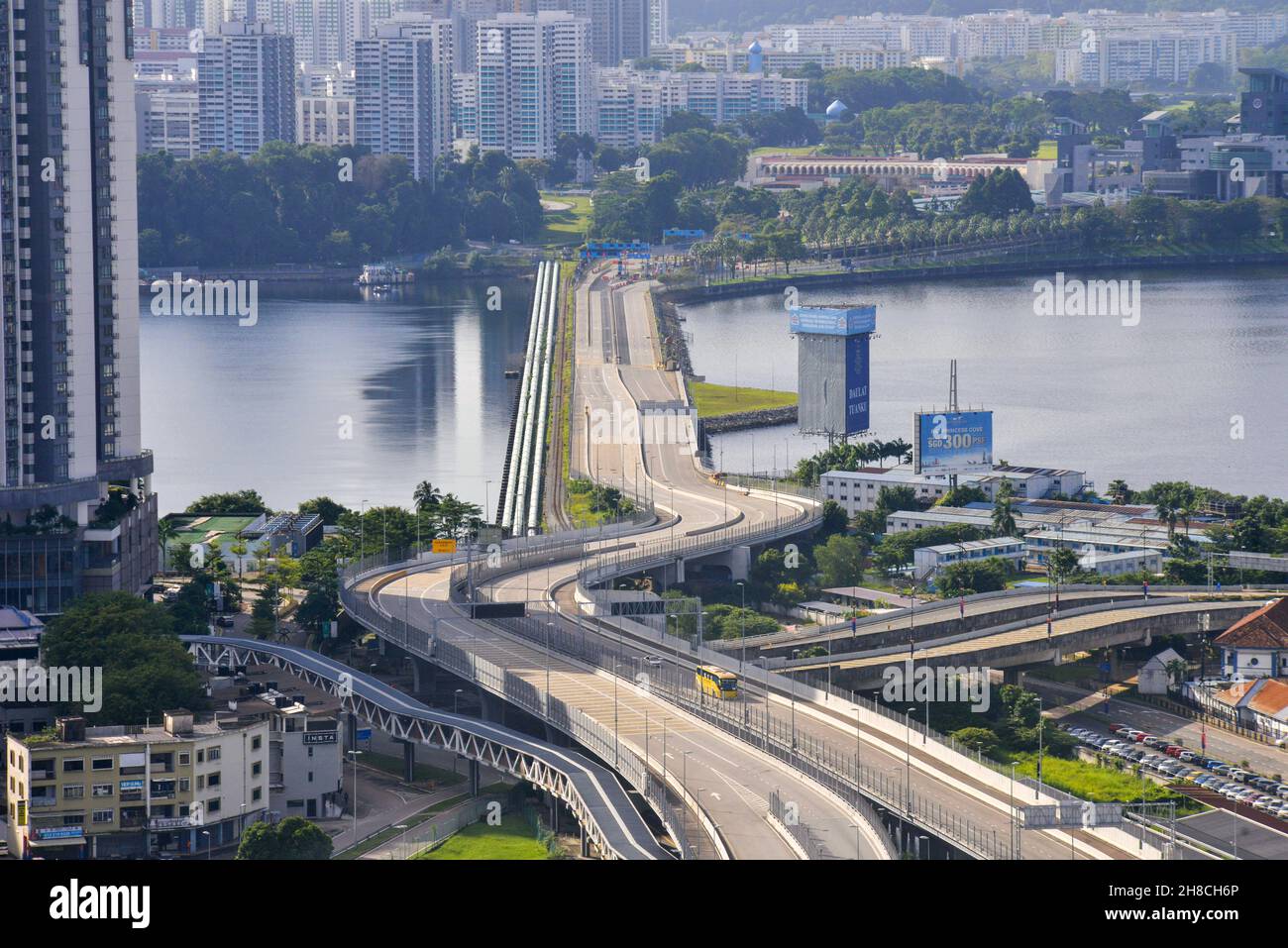 (211129) JOHOR BAHRU, Nov. 29, 2021 (Xinhua) A bus carrying passengers from Singapore