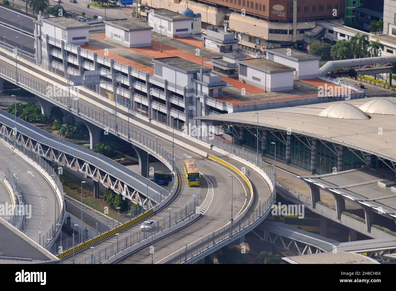 (211129) JOHOR BAHRU, Nov. 29, 2021 (Xinhua) A bus carrying passengers from Singapore