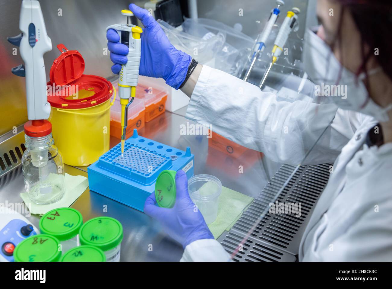 Pooled testing covid hi-res stock photography and images - Alamy