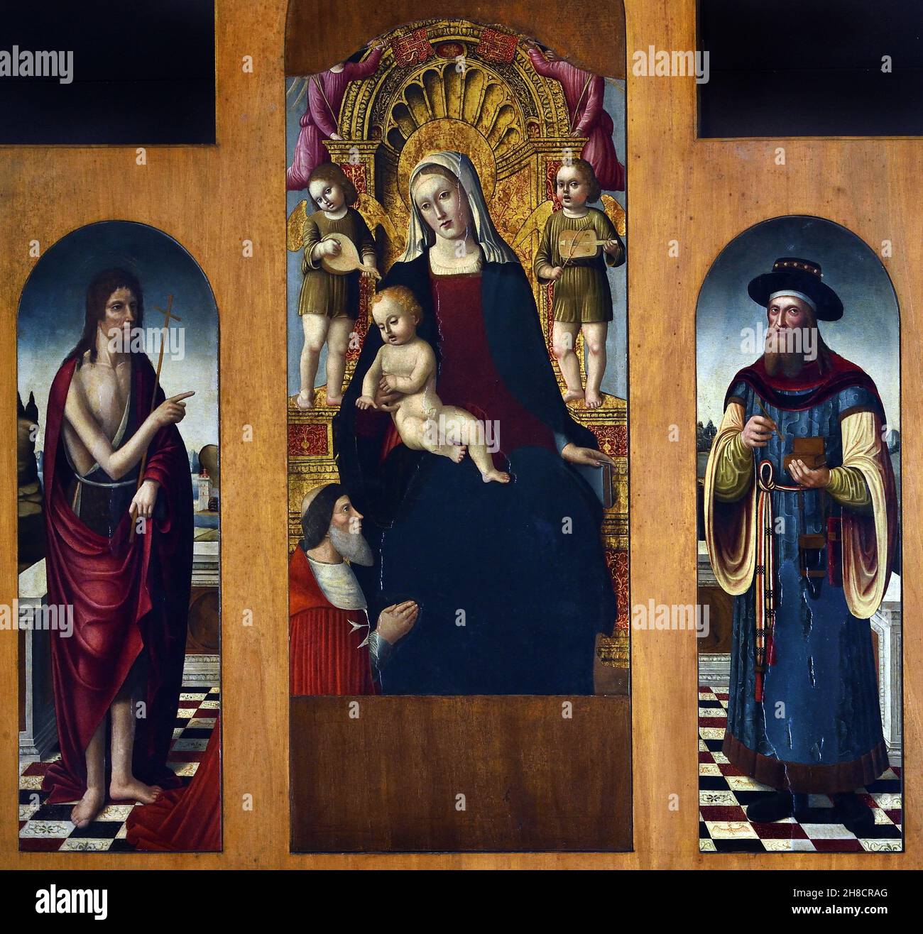 'Madonna of the Victory', triptych by Giovanni Barbagelata, 1503. The Virgin is with Pierre d 'Aubusson and St. John the Baptist and St. Pantaleone are represented on her sides. Italy, Italian. Genova, the Diocesan Museum: Stock Photo