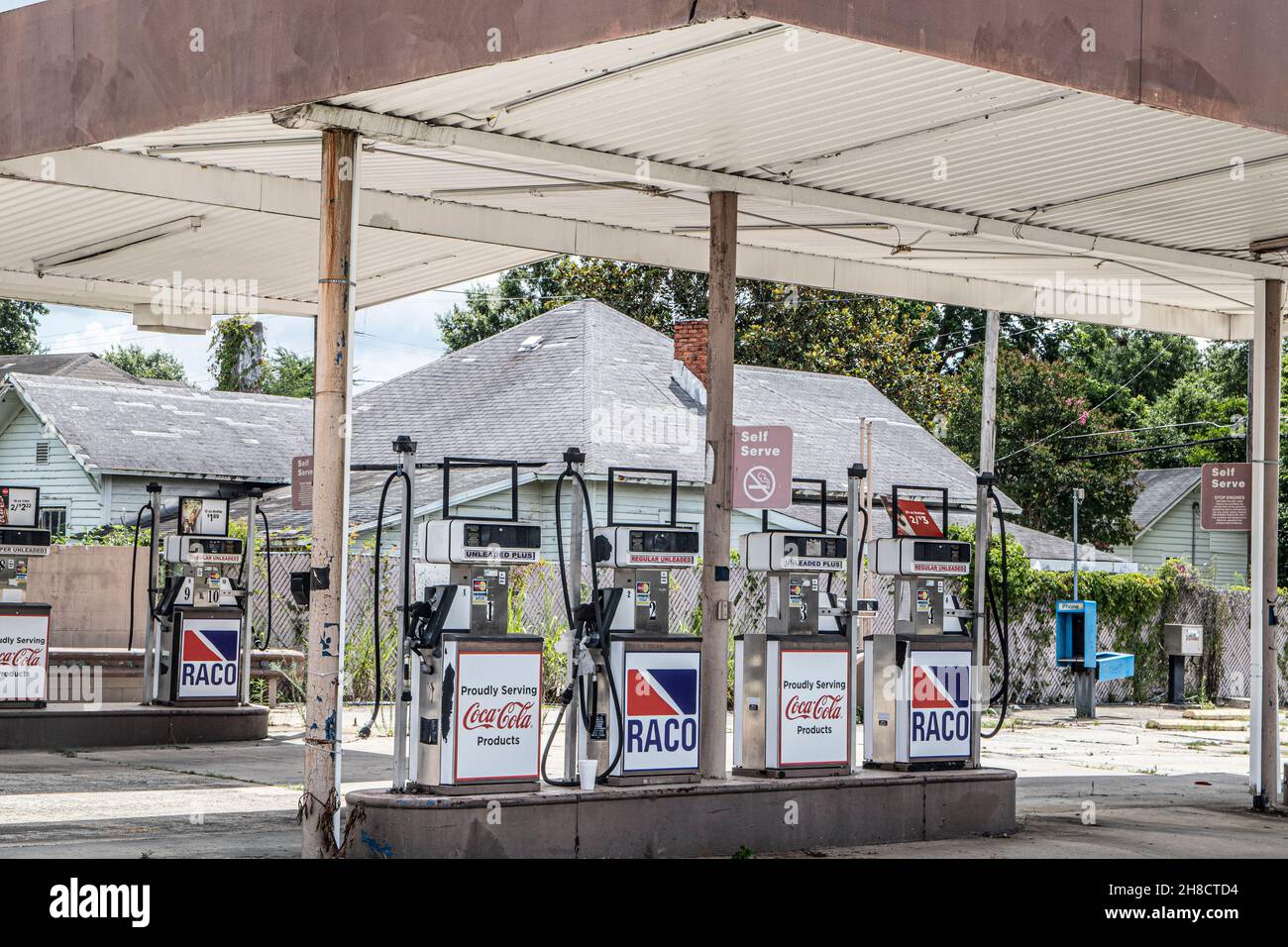 Waynesboro, Ga USA 07 01 21 Old vintage gas station closed abandoned