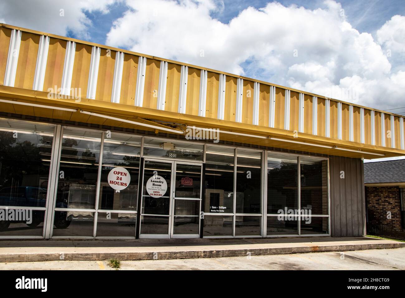Laundromat exterior hires stock photography and images Alamy