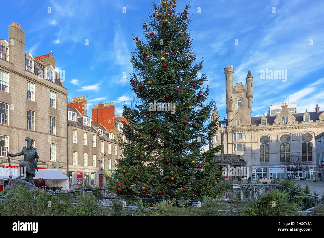 ABERDEEN CITY SCOTLAND CHRISTMAS TREE IN FRONT OF THE SALVATION ARMY