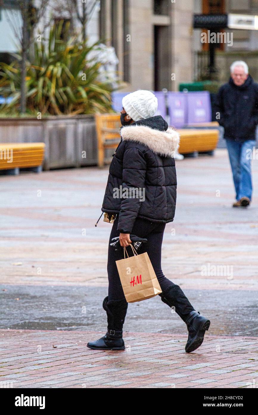 Dundee, Tayside, Scotland, UK. 29th Nov, 2021. UK Weather: Temperatures as low as 6°C were recorded in parts of North East Scotland. On a bitterly chilly November day a few Dundee locals are braving the elements to go Christmas shopping in the city centre. Credit: Dundee Photographics/Alamy Live News Stock Photo