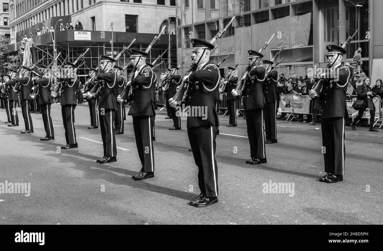 Manhattan, 5th Avenue, New York City  USA: November 11, 2021: Annual Veteran's Day Parade ; Rifle handling master class Stock Photo