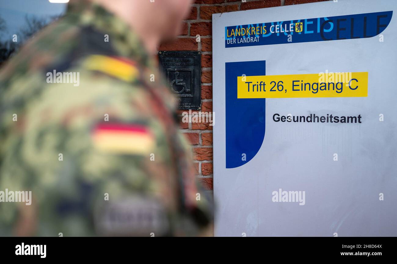 Celle, Germany. 29th Nov, 2021. A Bundeswehr soldier stands in front of the entrance to the health office. Bundeswehr soldiers help with Corona contact tracing at the health office. Credit: Philipp Schulze/dpa/Alamy Live News Stock Photo