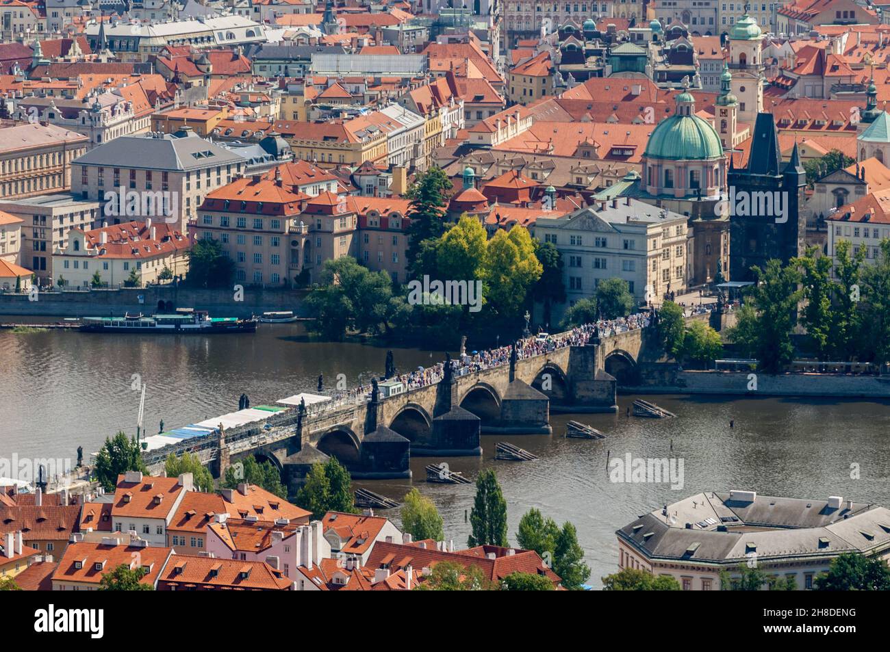 The medieval stone arch Charles Bridge (Karlův most) over the Vltava River and the colourful historic buildings of Prague Stock Photo