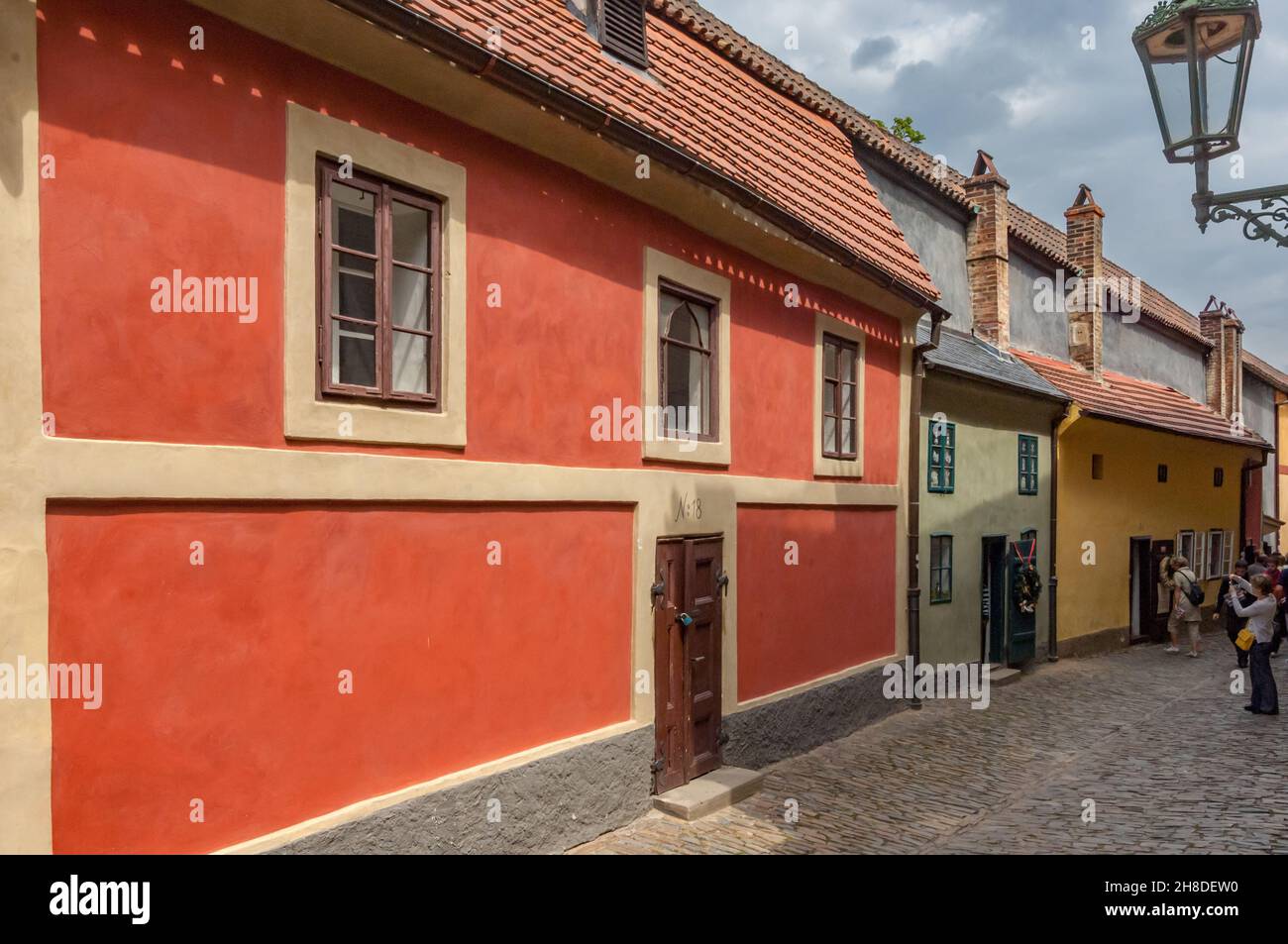 https://c8.alamy.com/comp/2H8DEW0/built-into-the-late-gothic-fortifications-at-the-castles-northern-side-colourful-little-houses-line-the-medieval-golden-lane-in-prague-castle-2H8DEW0.jpg