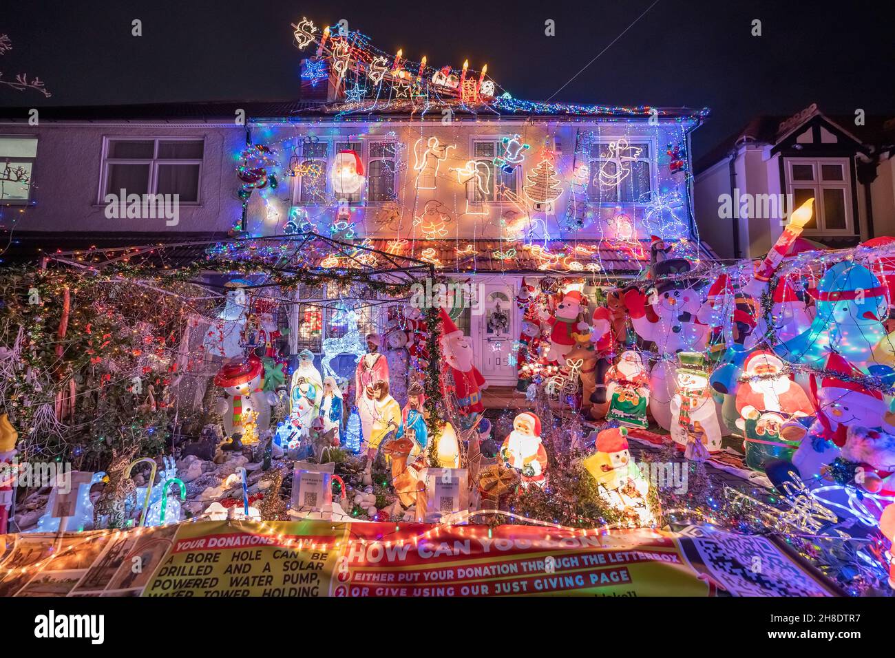 London, UK. 29th Nov, 2021. Spectacular Christmas house lights display