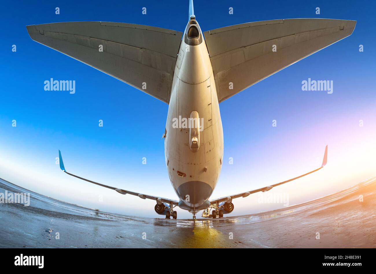 White plane at gate hi-res stock photography and images - Alamy