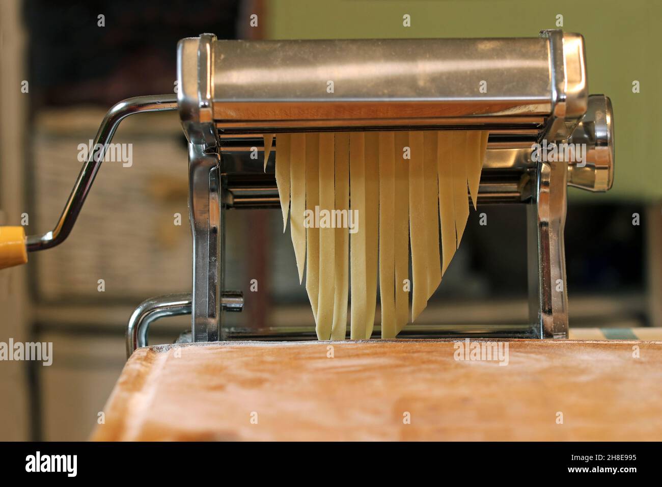 https://c8.alamy.com/comp/2H8E995/pasta-machine-to-prepare-spaghetti-close-up-view-homemade-egg-pasta-italian-cuisine-2H8E995.jpg