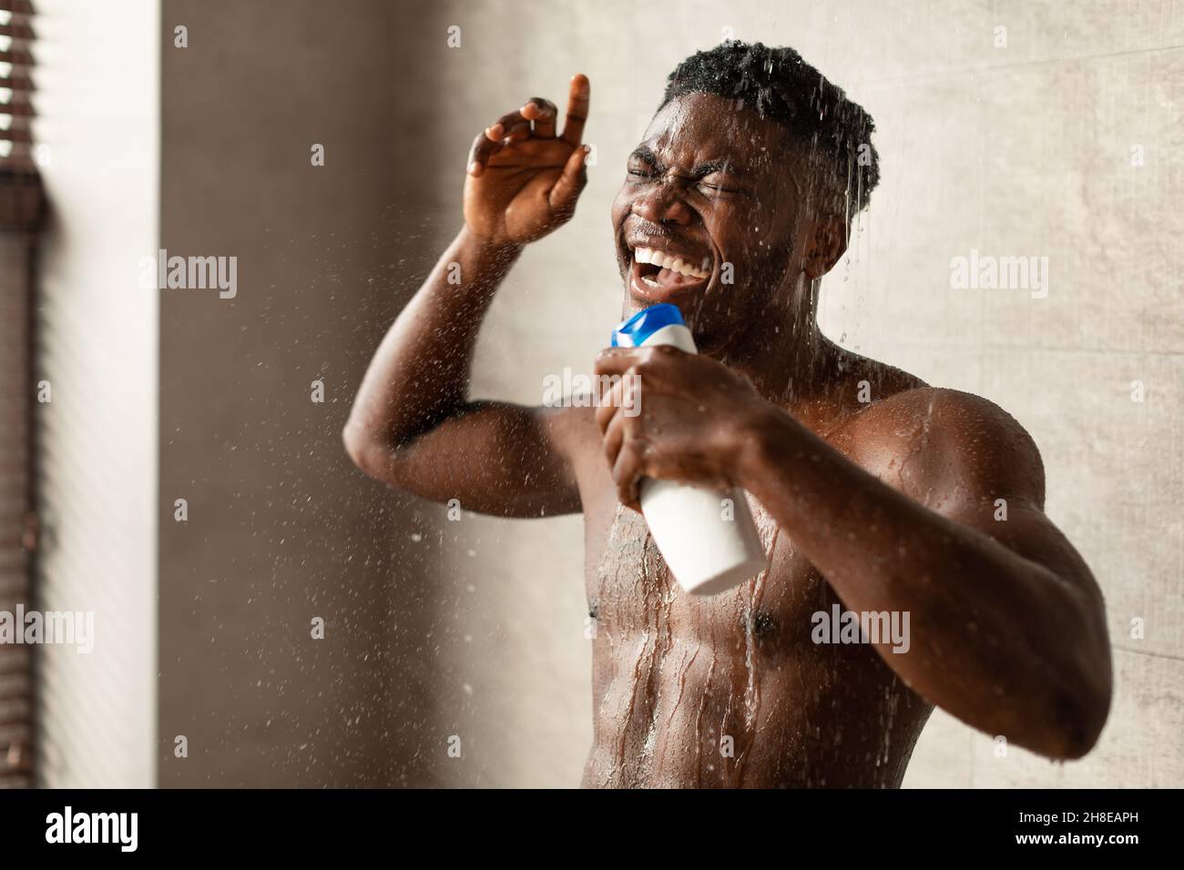 Man sing in shower hires stock photography and images Alamy