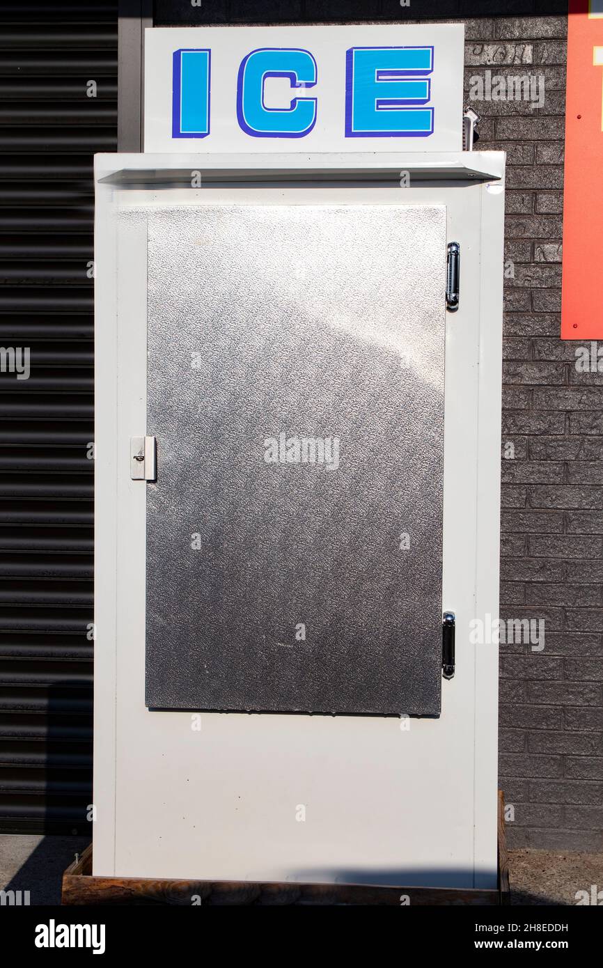 Vintage ICE box at a convenience store in Stock Photo Alamy
