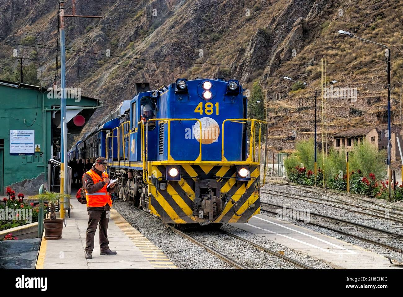 Peru Rail train to Machu Picchu at Ollantaytambo station Stock Photo