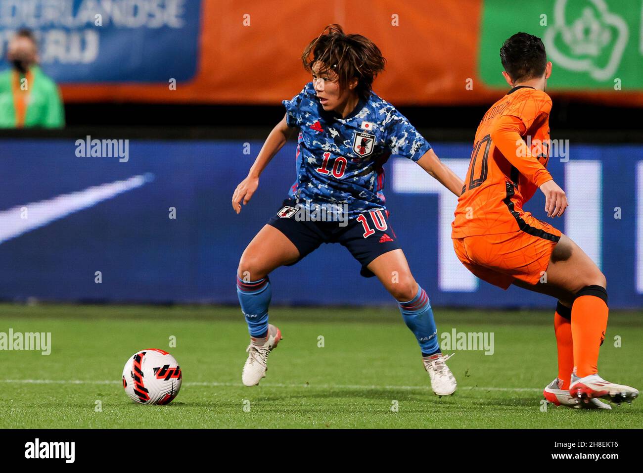 DEN HAAG, NETHERLANDS - NOVEMBER 29: Samantha van Diemen of the Netherlands, Mana Iwabuchi of Japan during the Friendly match between The Netherlands Women and Japan Women at Cars Jeans Stadion on November 29, 2021 in Den Haag, Netherlands (Photo by Hans van der Valk/Orange Pictures) Stock Photo