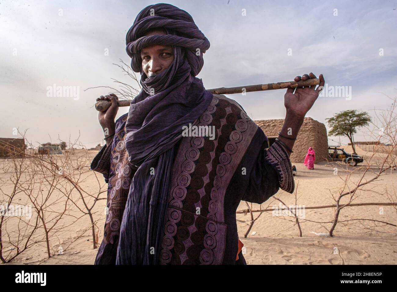 Portrait of tuareg man in the desert outside Timbuktu in Mali . Stock Photo