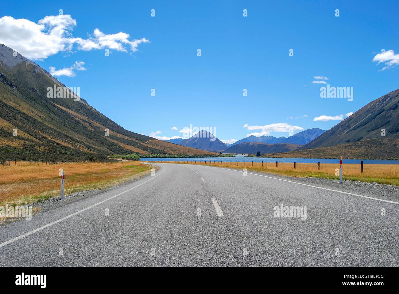 State Highway by Lake Pearson, Arthur's Pass National Park, Canterbury, South Island, New Zealand Stock Photo