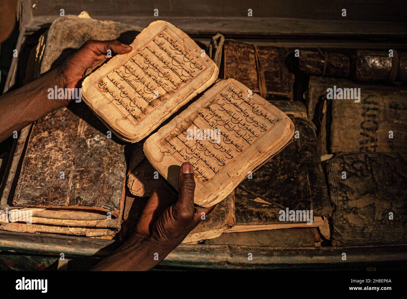 Fondo Kati Bibliothek/Ismaël Diadié Kuti's son with the family manuscripts keept in a metal box in Timbuktu , Mali, Africa. Stock Photo