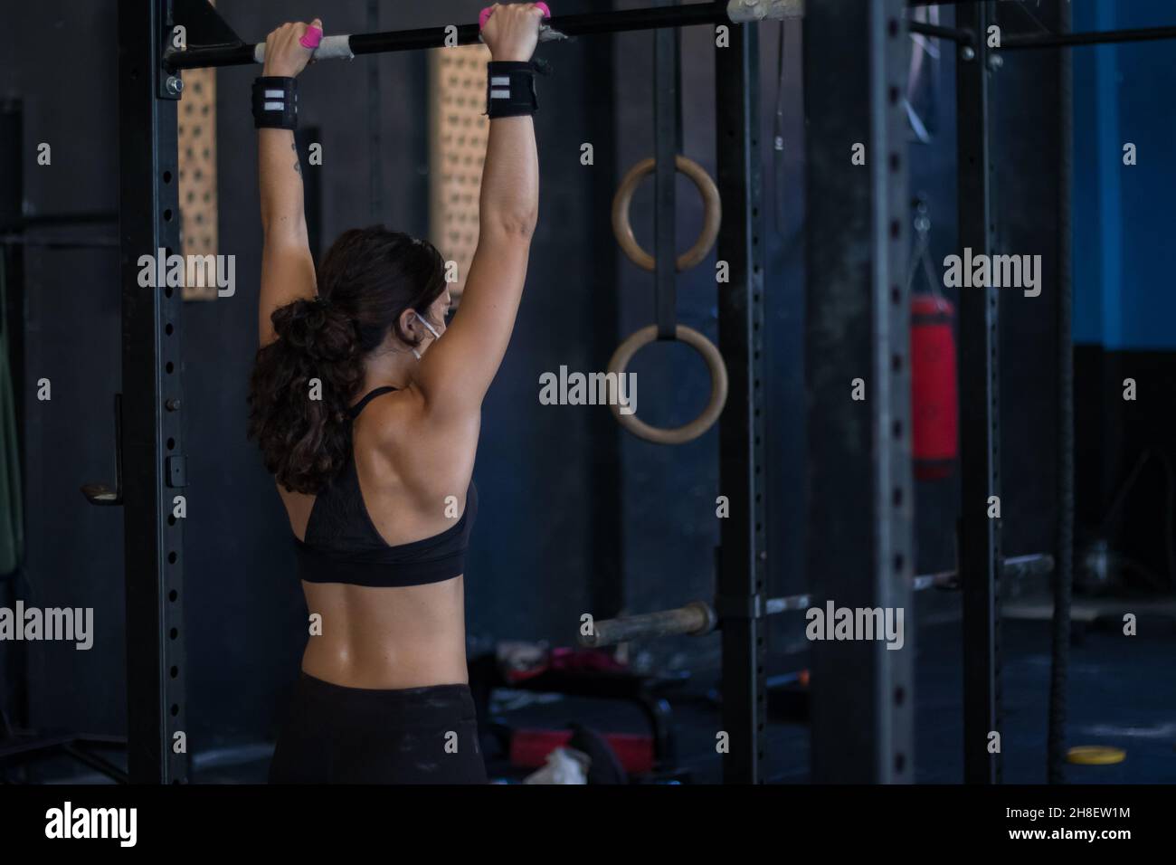 Strong athletic female doing a pull up exercise Stock Photo - Alamy