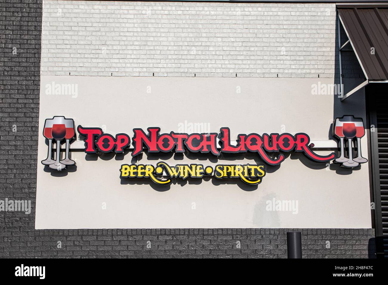 Augusta, Ga USA 07 16 21 Top Notch Liquor store sign Stock Photo Alamy