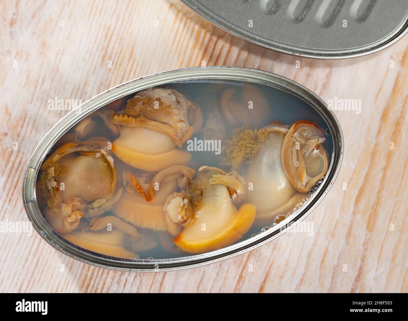 Open tin can with white clams closeup Stock Photo Alamy