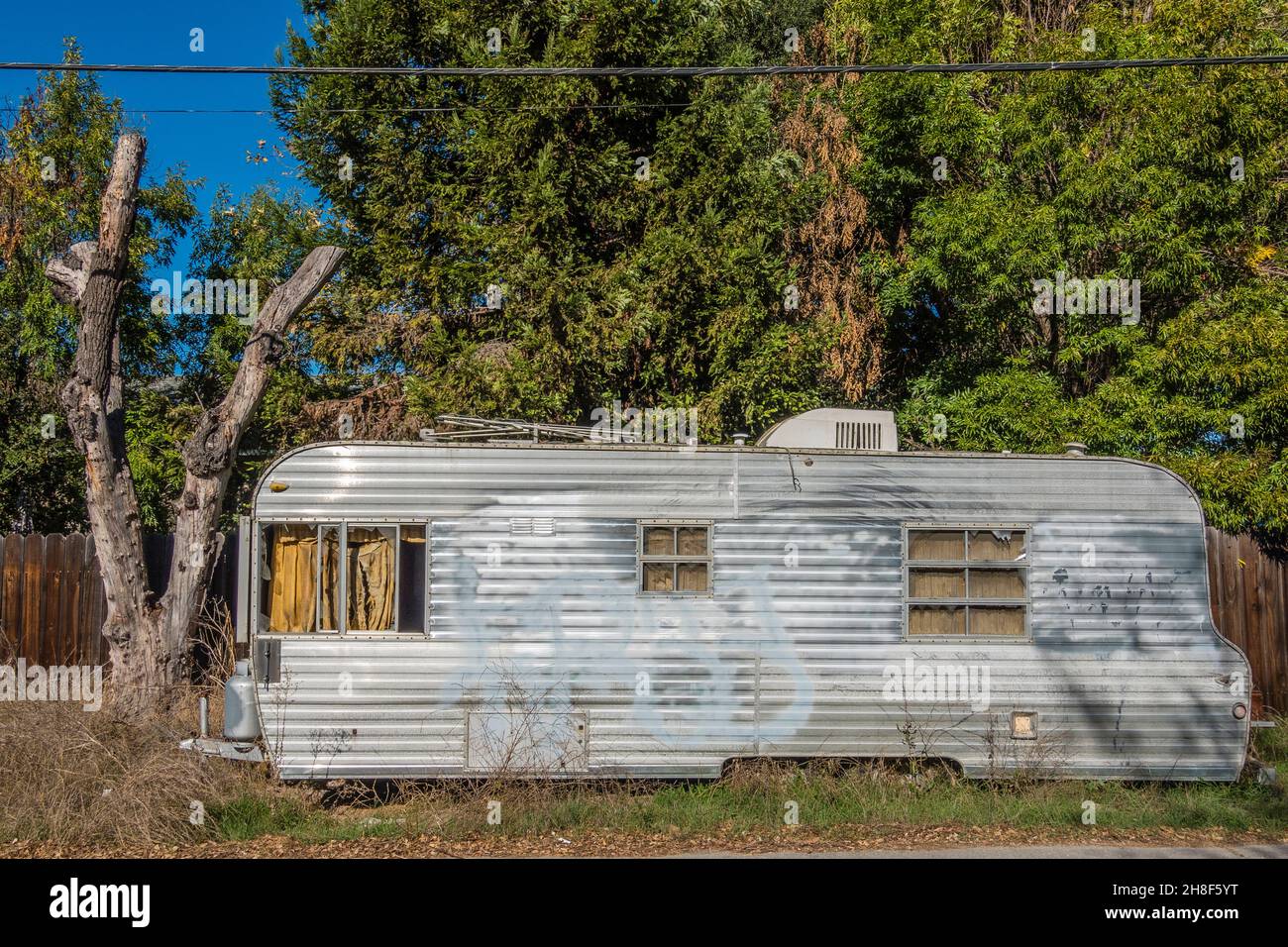 Abandoned oldfashioned mobile home Stock Photo Alamy