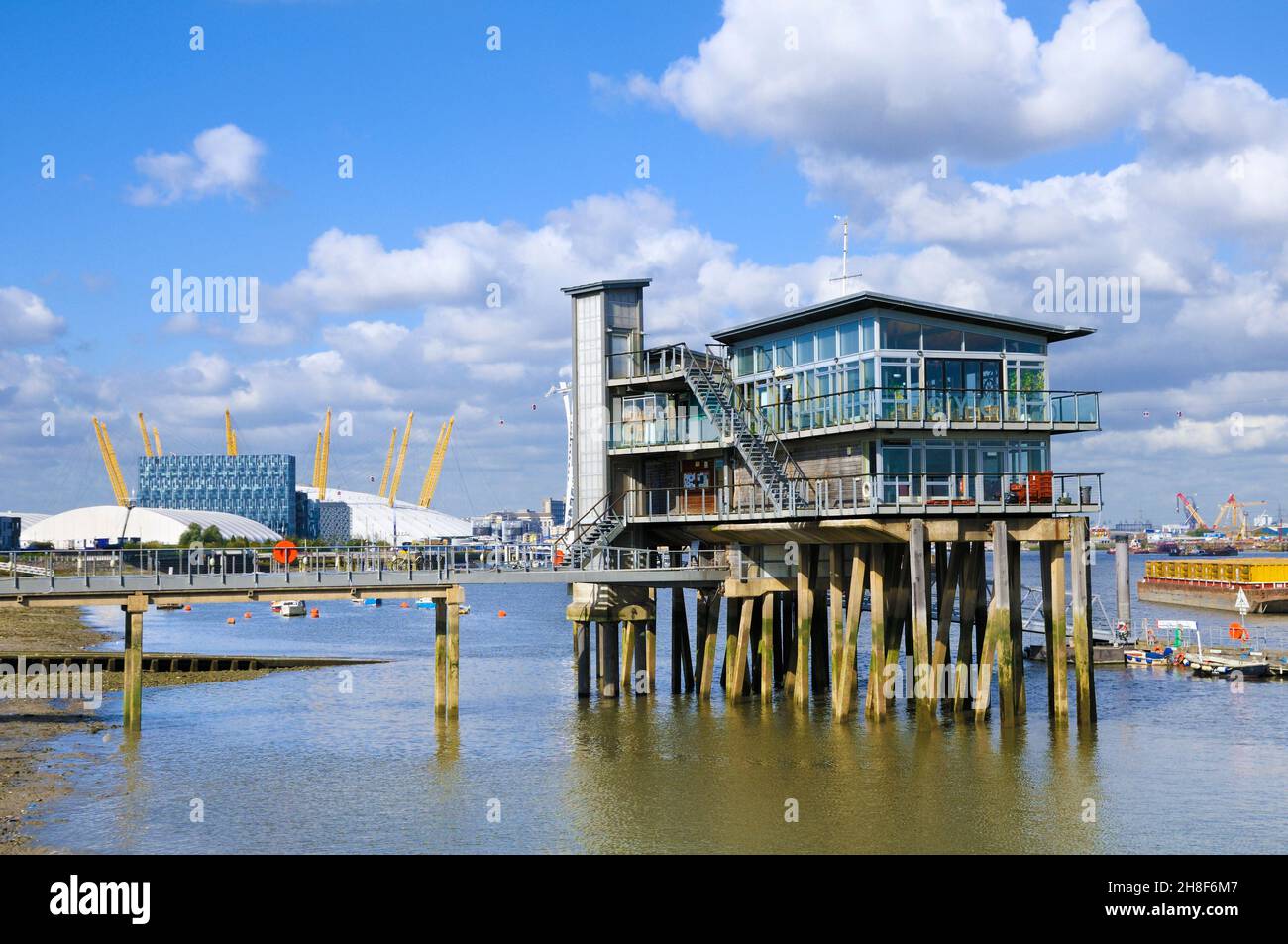 Greenwich Yacht Club on Peartree Wharf on the river Thames with O2 Arena in the background, North Greenwich, Greenwich Peninsula, London, SE10, UK Stock Photo