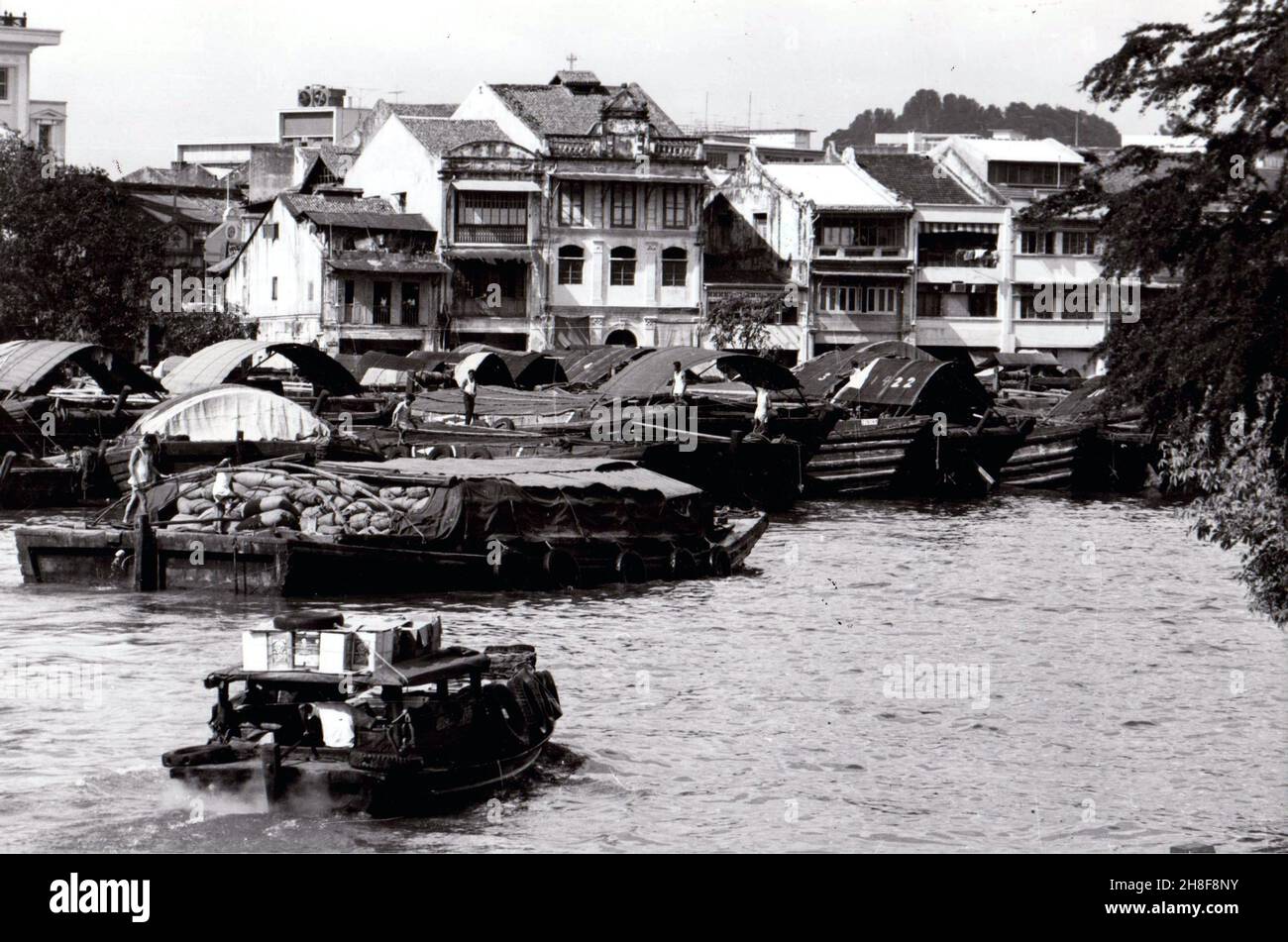 Singapore river with lighters and warehouses 1969 Stock Photo - Alamy