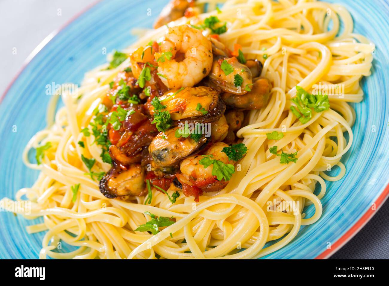 Italian seafood pasta with shrimps and mussels Stock Photo - Alamy