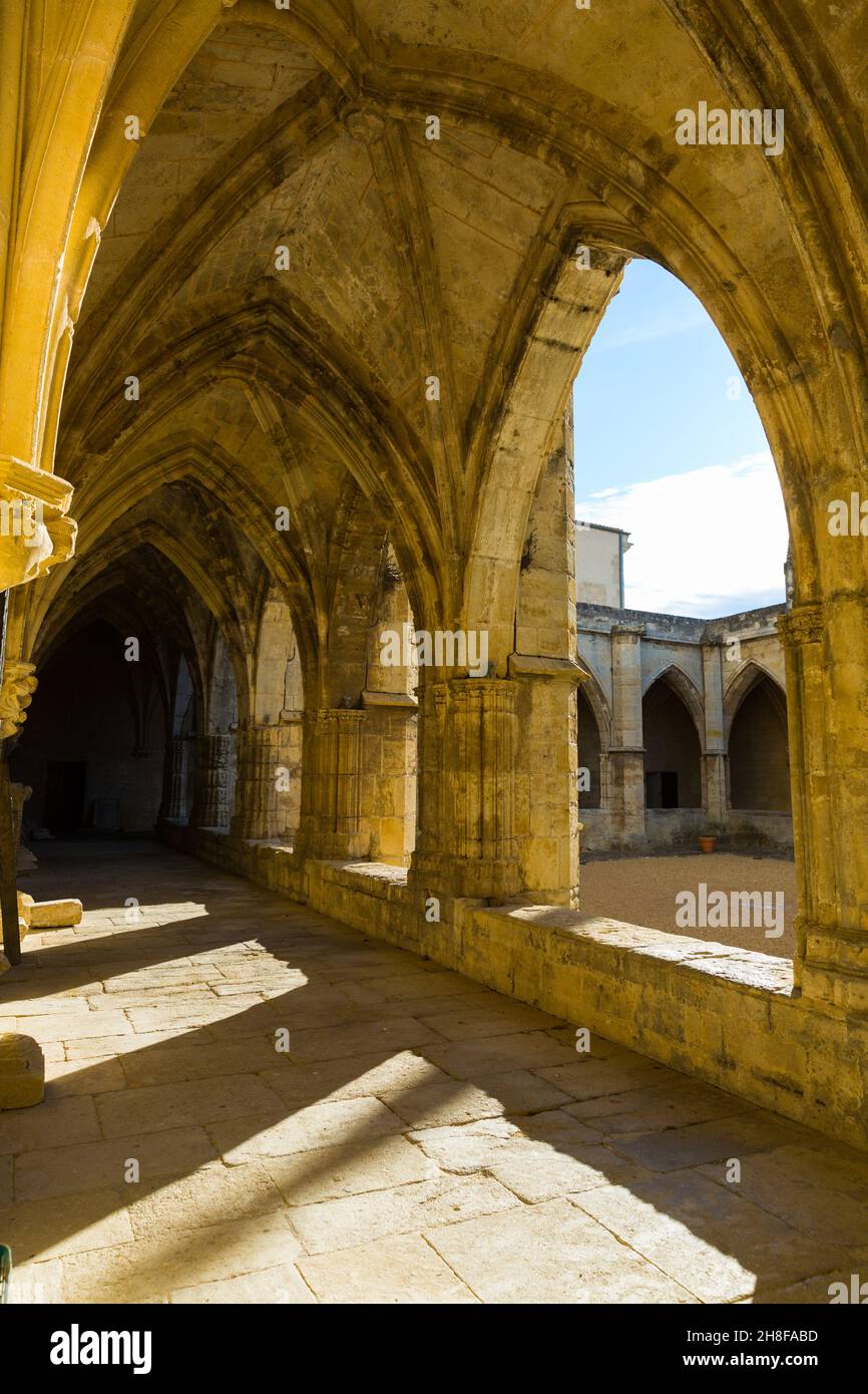Courtyard of Cathedral of Saint Nazaire, Beziers Stock Photo - Alamy