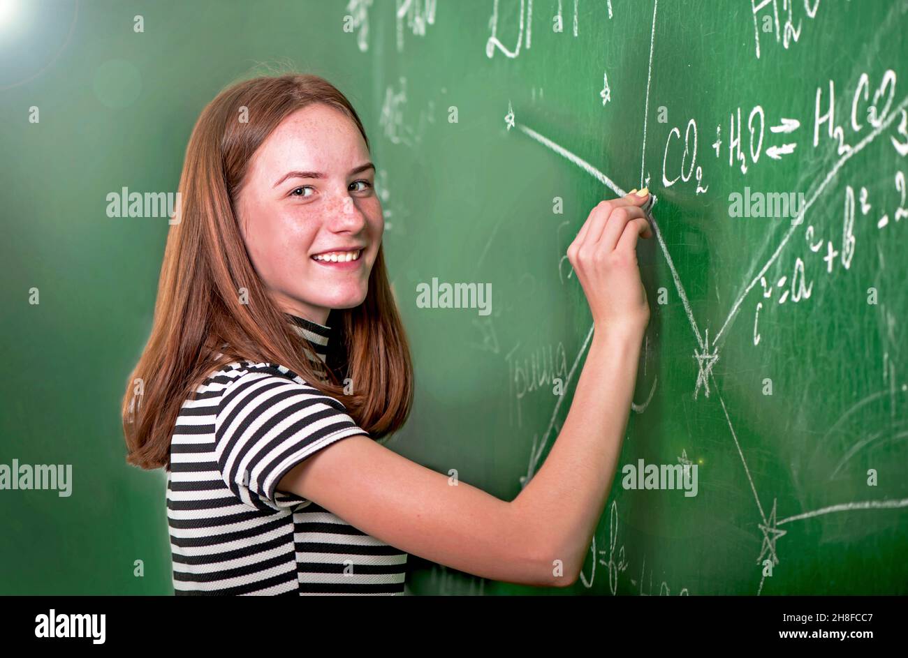 Prepare 3 teachers. Девушка математик. Clean the blackboard. Фото девочка стоит возле доски в школе и что то понял.