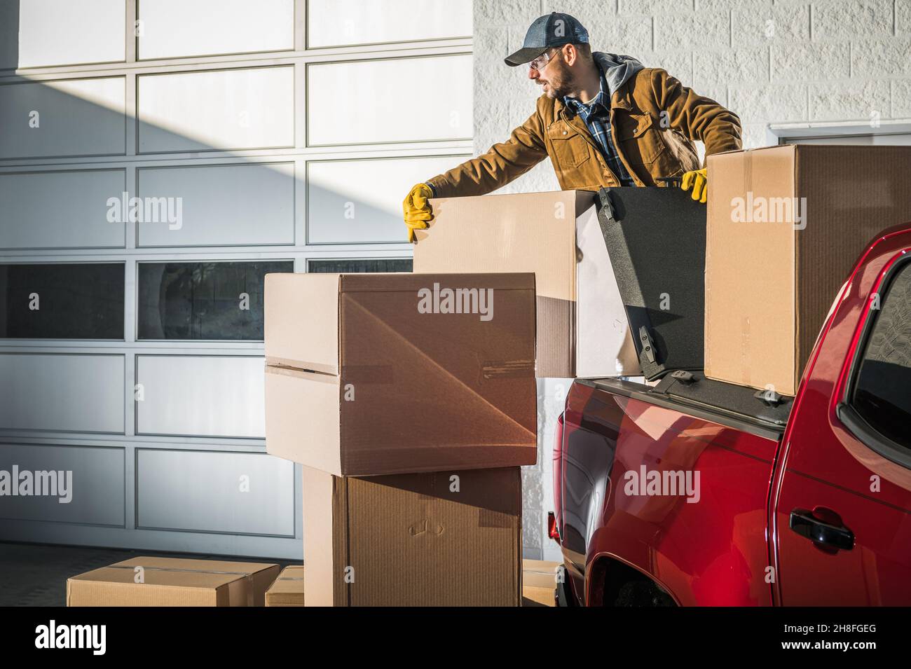 Moving truck boxes hi-res stock photography and images - Page 3 - Alamy