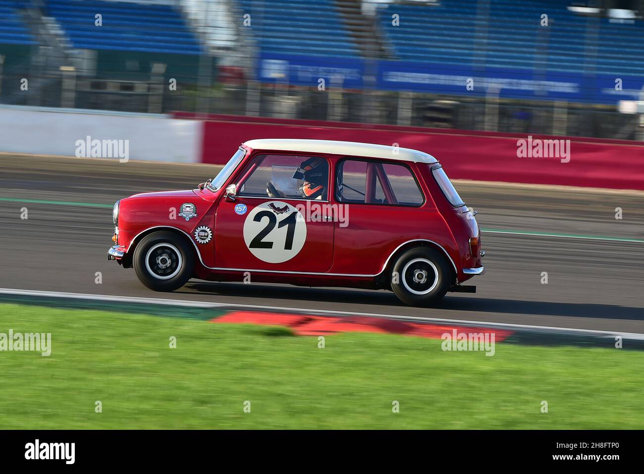 Maria Costello, Richard Colburn, Morris Mini Cooper S, HRDC Jack Sears Trophy, for 1958 to 1966 Touring cars, 45 minutes of racing with a compulsory p Stock Photo