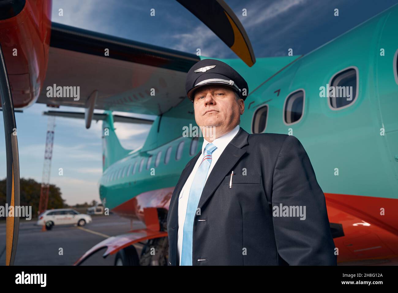 Man next to plane hi-res stock photography and images - Alamy